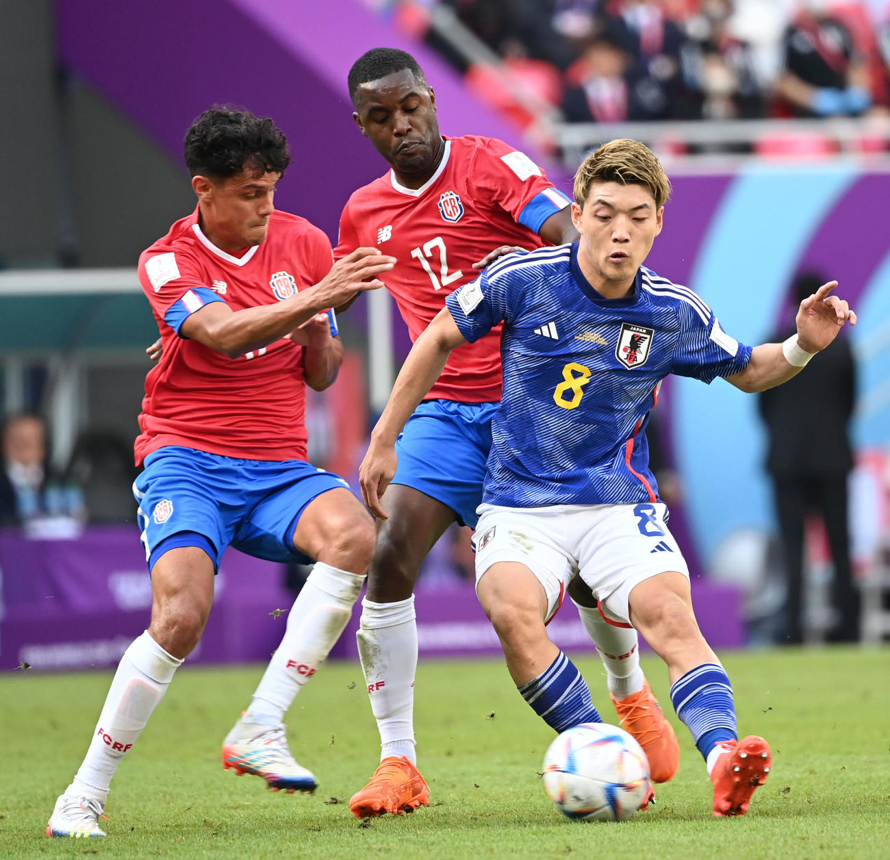 日本対コスタリカ　前半、パスを出す堂安（撮影・横山健太）