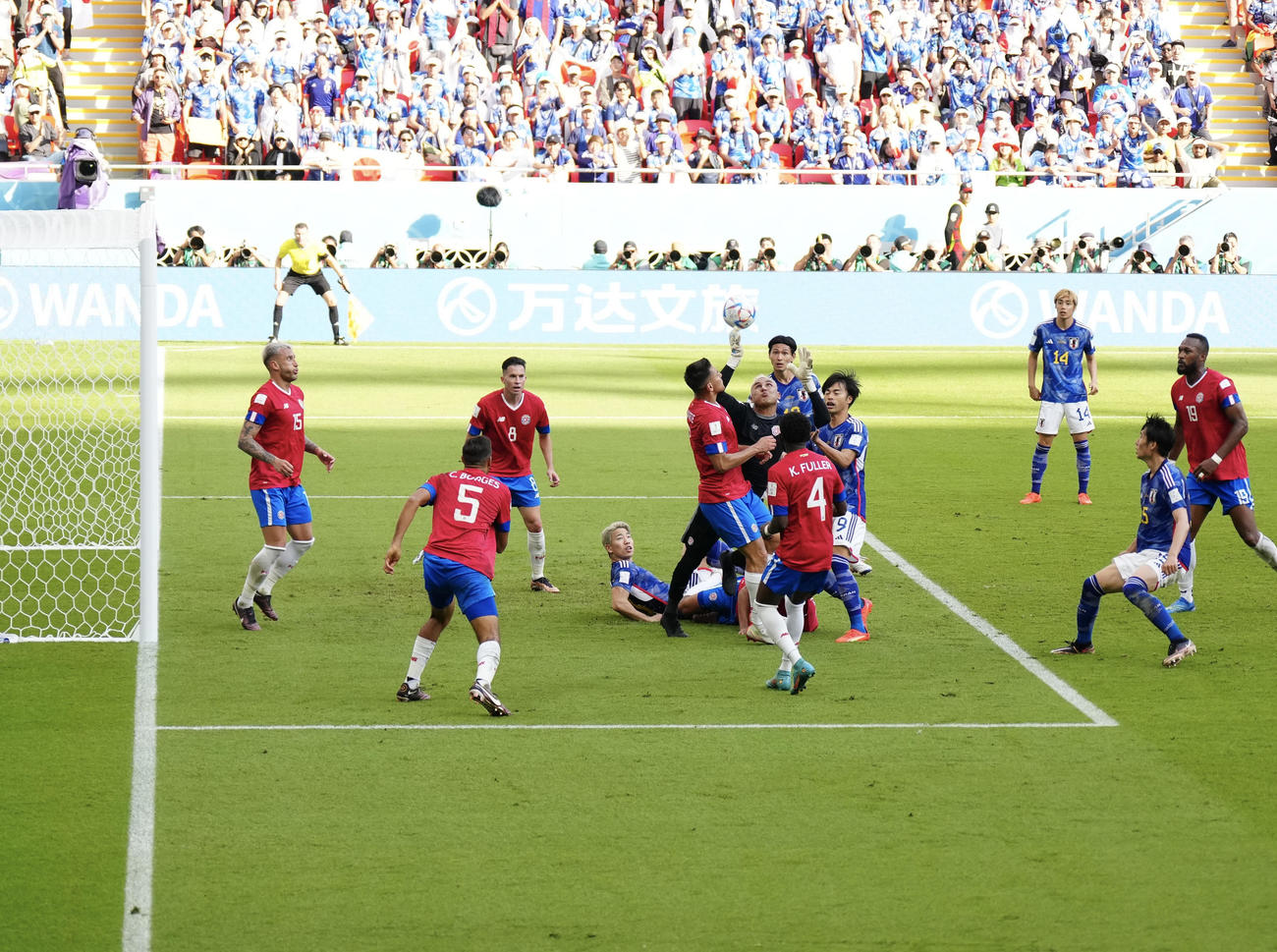日本対コスタリカ　後半、失点後、相手ゴール前で競り合う日本代表の選手たち（撮影・江口和貴）