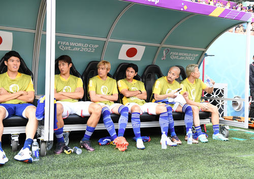 日本対コスタリカ　試合開始をベンチで待つ、左から谷口、三笘、GKシュミット、町野、田中、久保、冨安（撮影・横山健太）