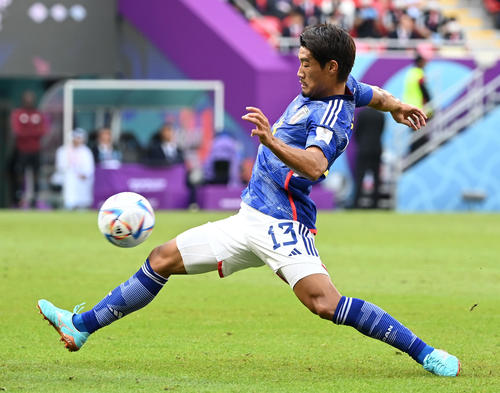 日本対コスタリカ　前半、競り合う守田（撮影・横山健太）