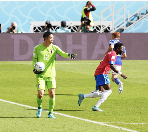日本対コスタリカ　前半、指示を出す日本GK権田（撮影・江口和貴）