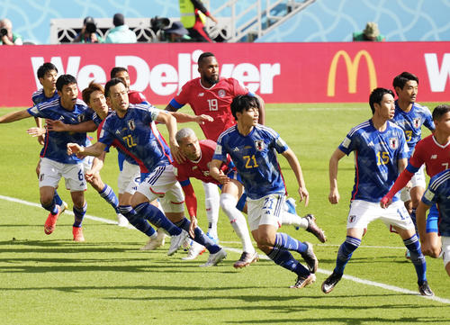 日本対コスタリカ　前半、ゴール前で守備する日本代表の選手たち（撮影・江口和貴）