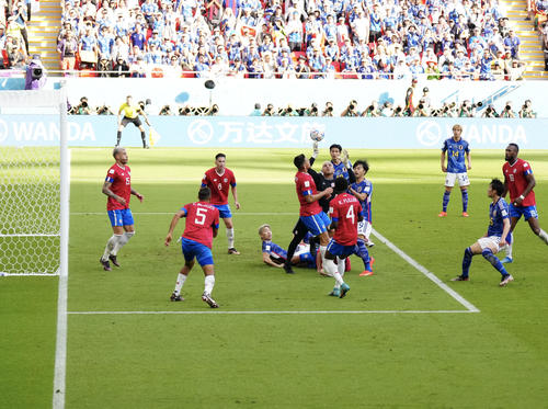 日本対コスタリカ　後半、失点後、相手ゴール前で競り合う日本代表の選手たち（撮影・江口和貴）