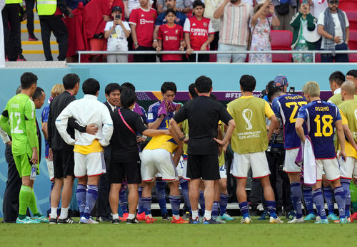 日本対コスタリカ　試合に敗れた後、選手を集め、話をする森保監督（後方左）（撮影・パオロ　ヌッチ）