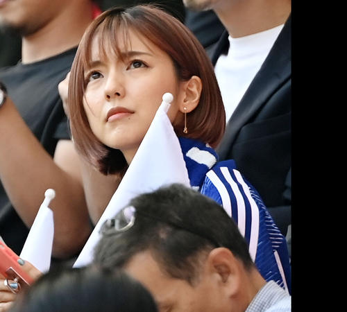 日本対コスタリカ　試合を観戦する真野恵里菜（2022年11月27日撮影）