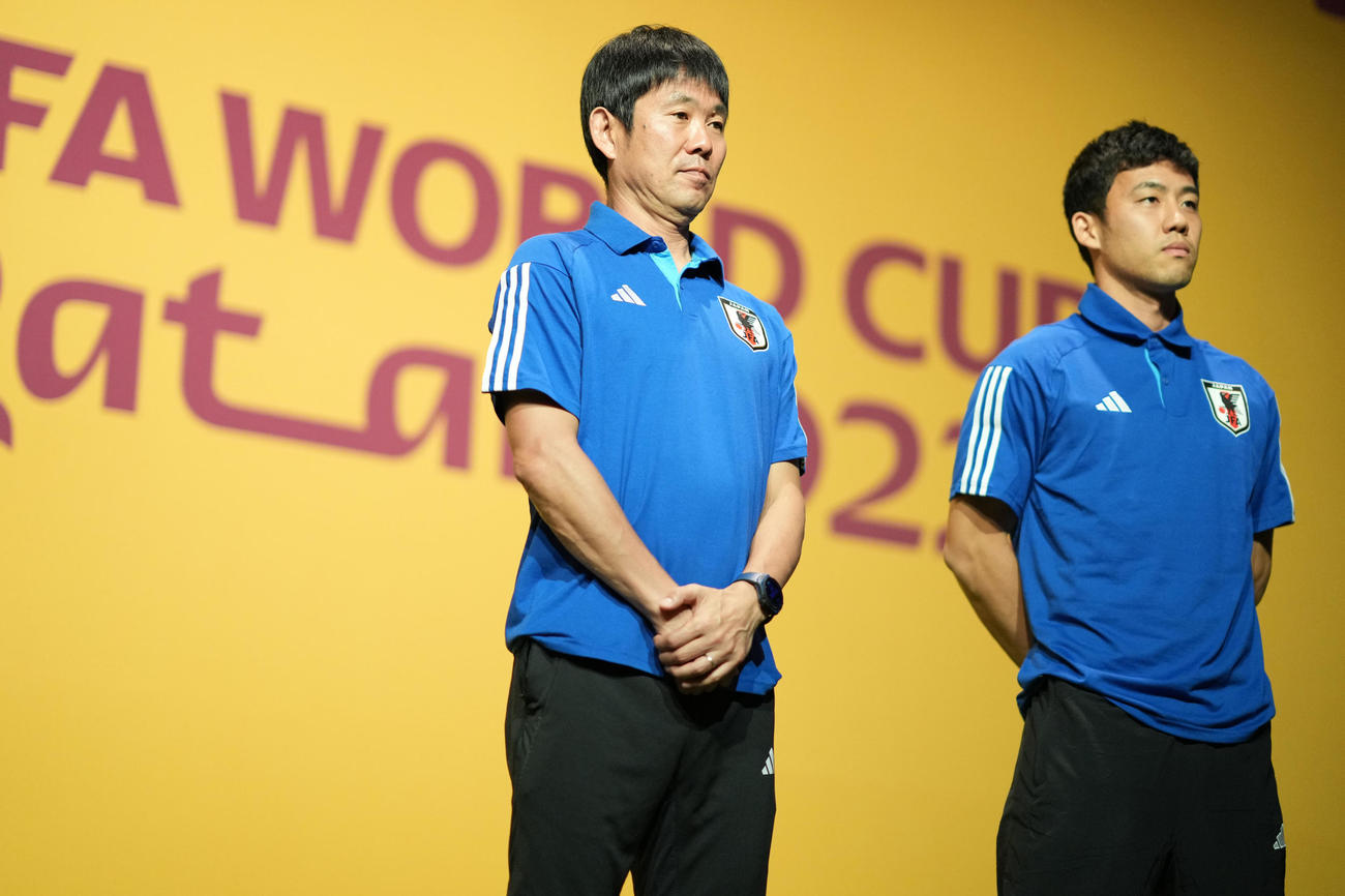 公式会見に臨む森保監督（左）と遠藤（撮影・横山健太）