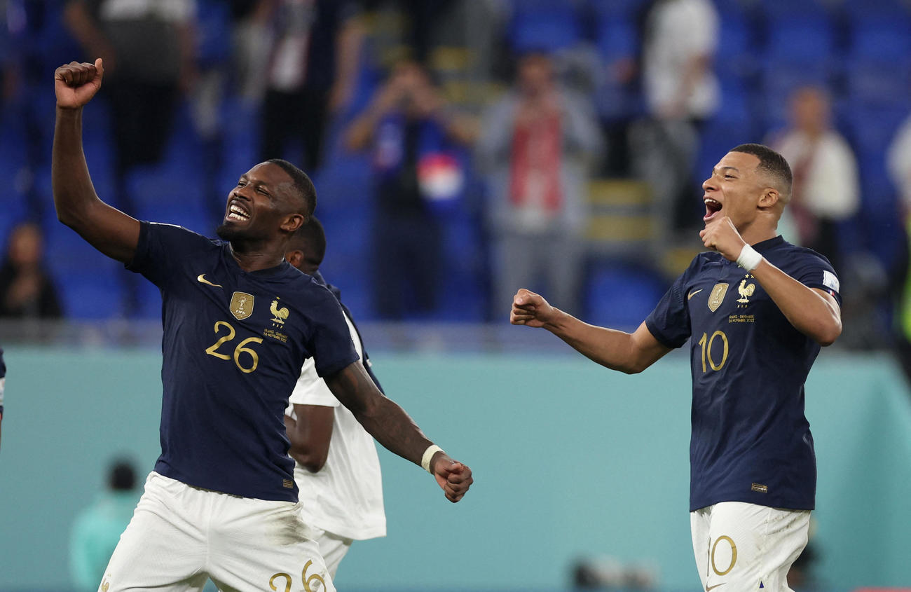 デンマークを下し喜ぶフランスFWエムバペ(右)とFWテュラム
