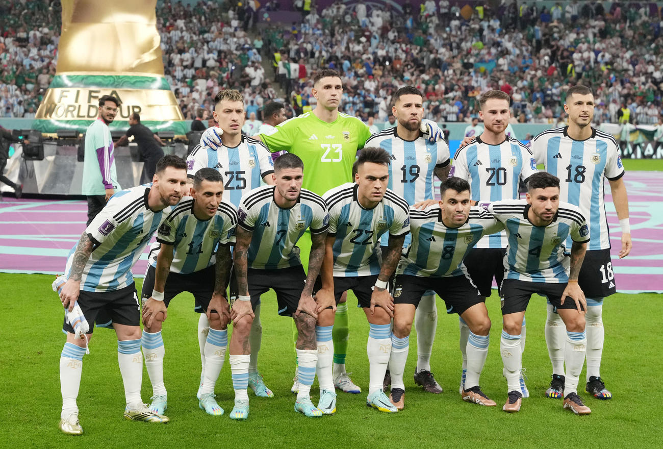 アルゼンチン対メキシコ　整列するアルゼンチン代表イレブン（撮影・横山健太）