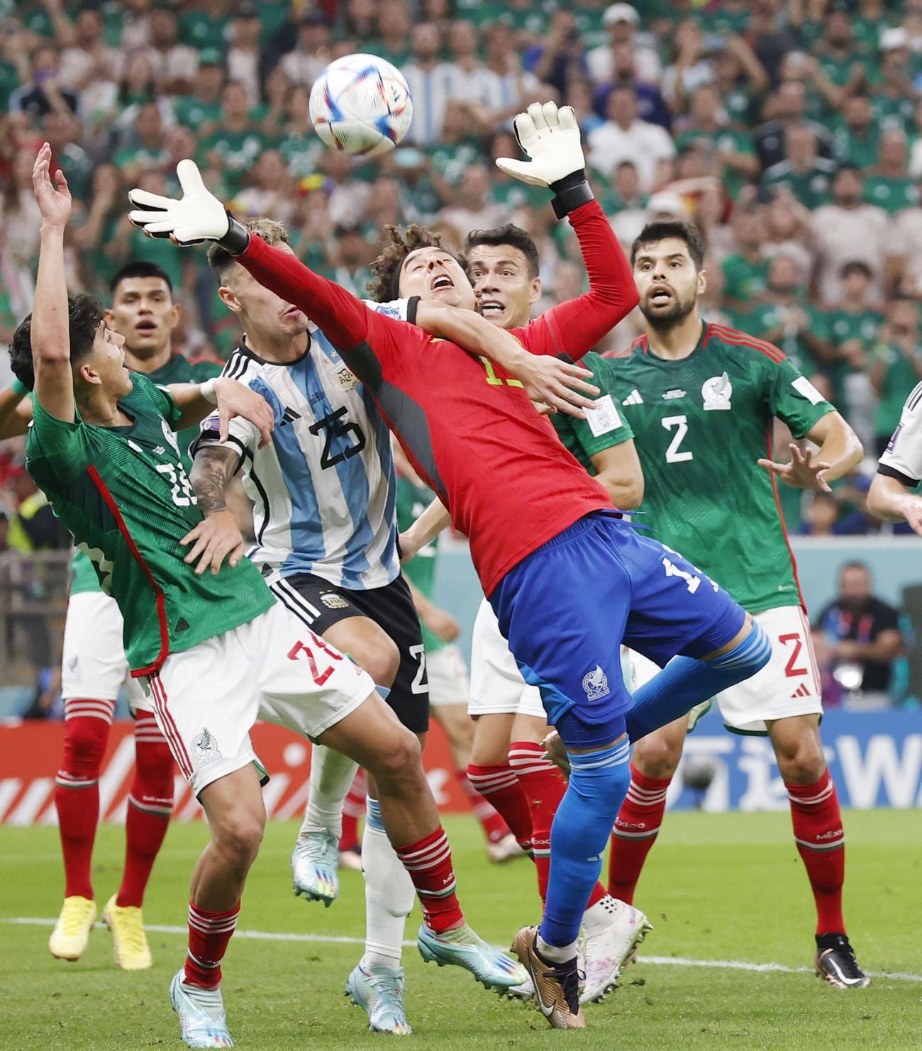アルゼンチン－メキシコ　前半、ゴールを守るメキシコのGKオチョア（共同）