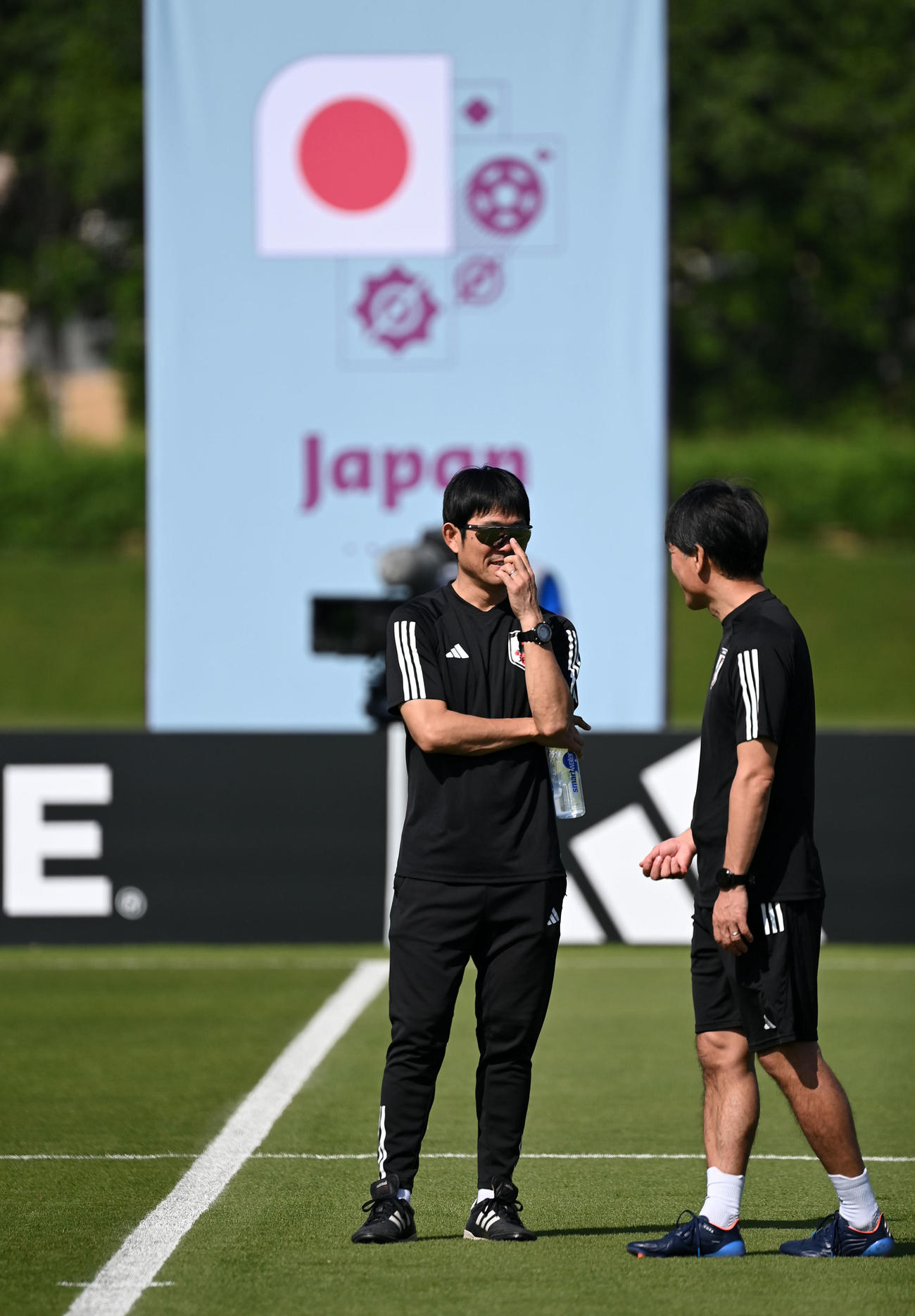 言葉を交わす森保監督（左）と横内コーチ（撮影・横山健太）