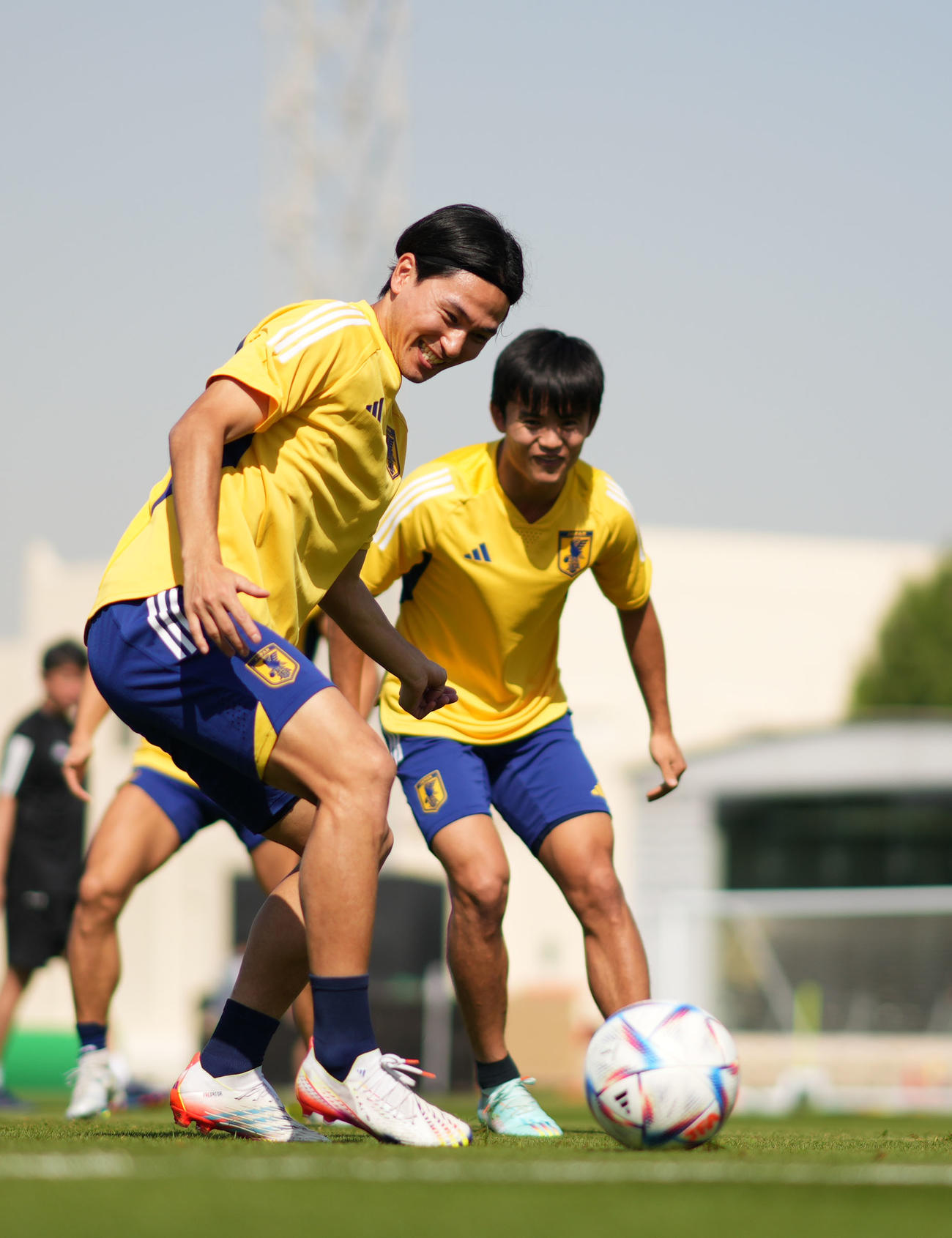 ボール回しで競り合う南野（左）と久保（撮影・横山健太）