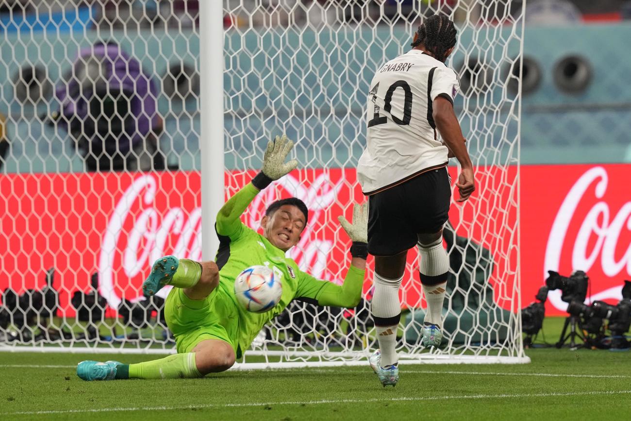 ドイツ戦の後半、シュートを体で止めるGK権田（22年11月23日撮影）