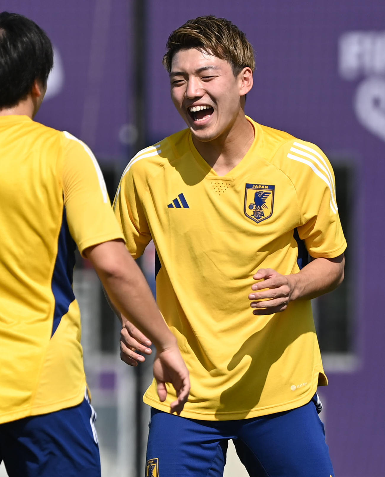 笑顔を見せる堂安（撮影・横山健太）