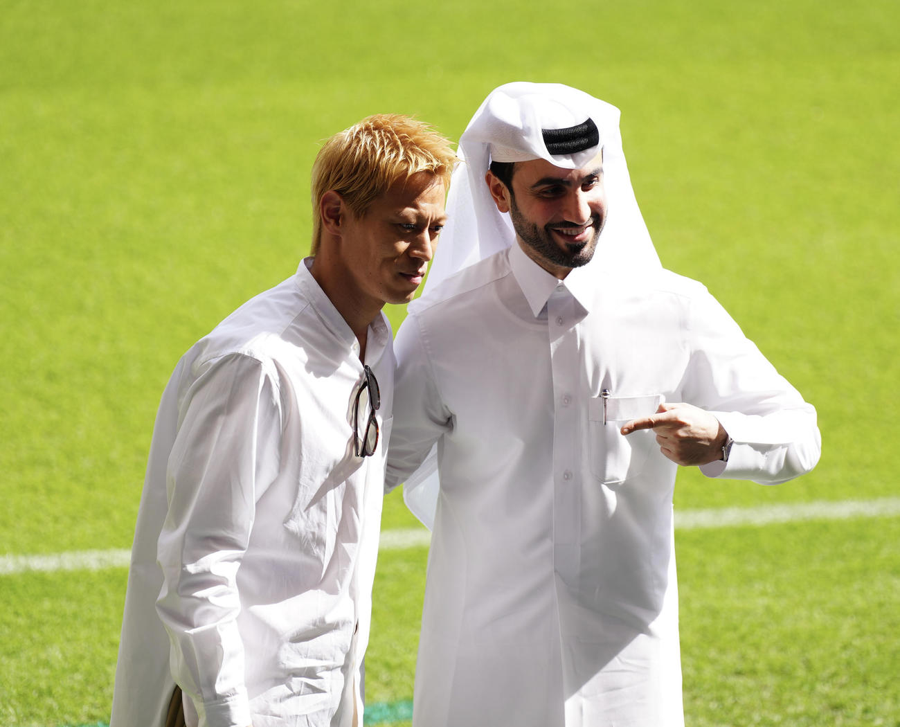 日本対コスタリカ試合前、記念撮影に応じる本田（左）（撮影・江口和貴）