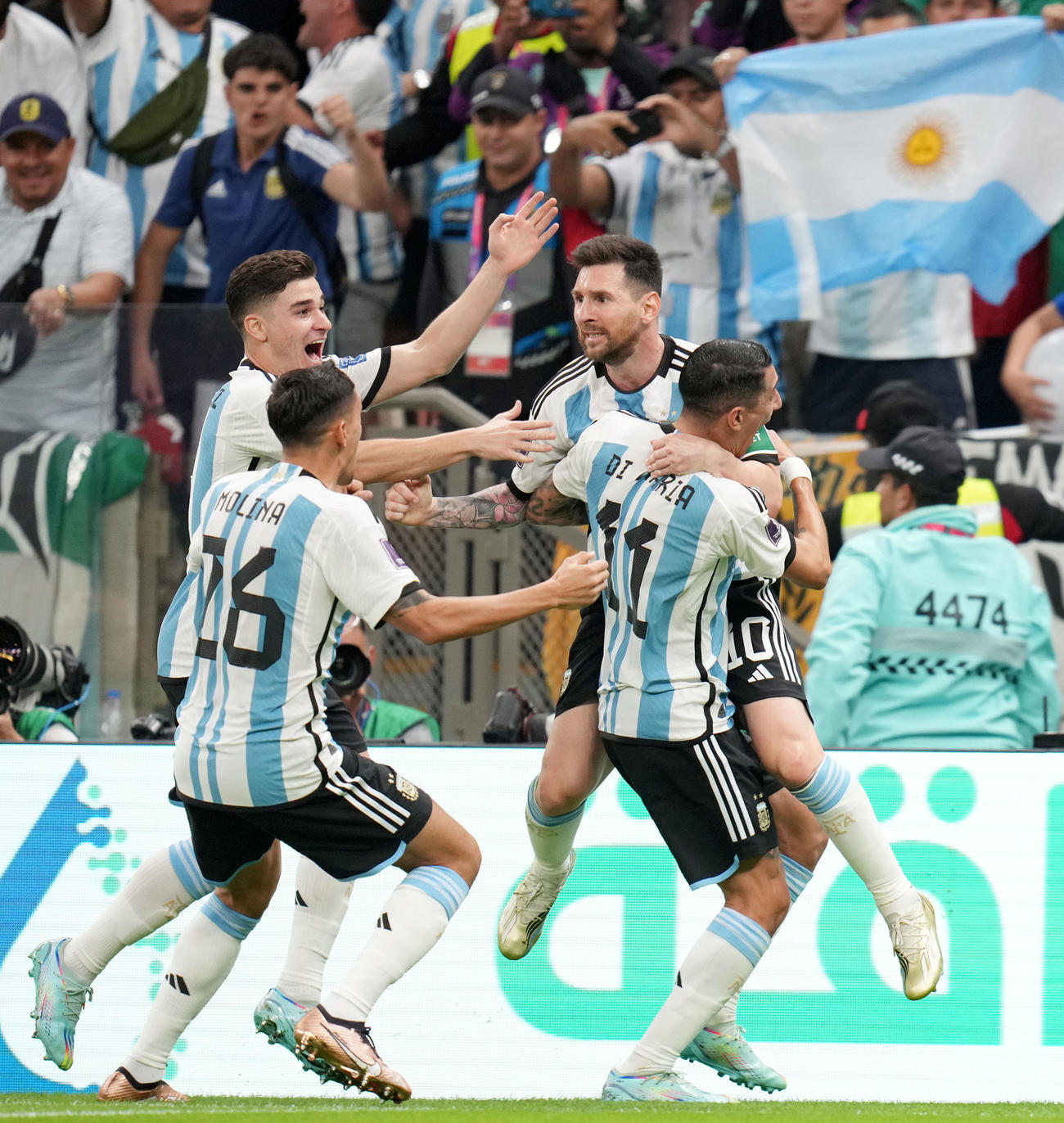 アルゼンチン対メキシコ　後半、リオネル・メッシ（右から2人目）が先制ゴールを決め歓喜するアルゼンチンイレブン（撮影・横山健太）