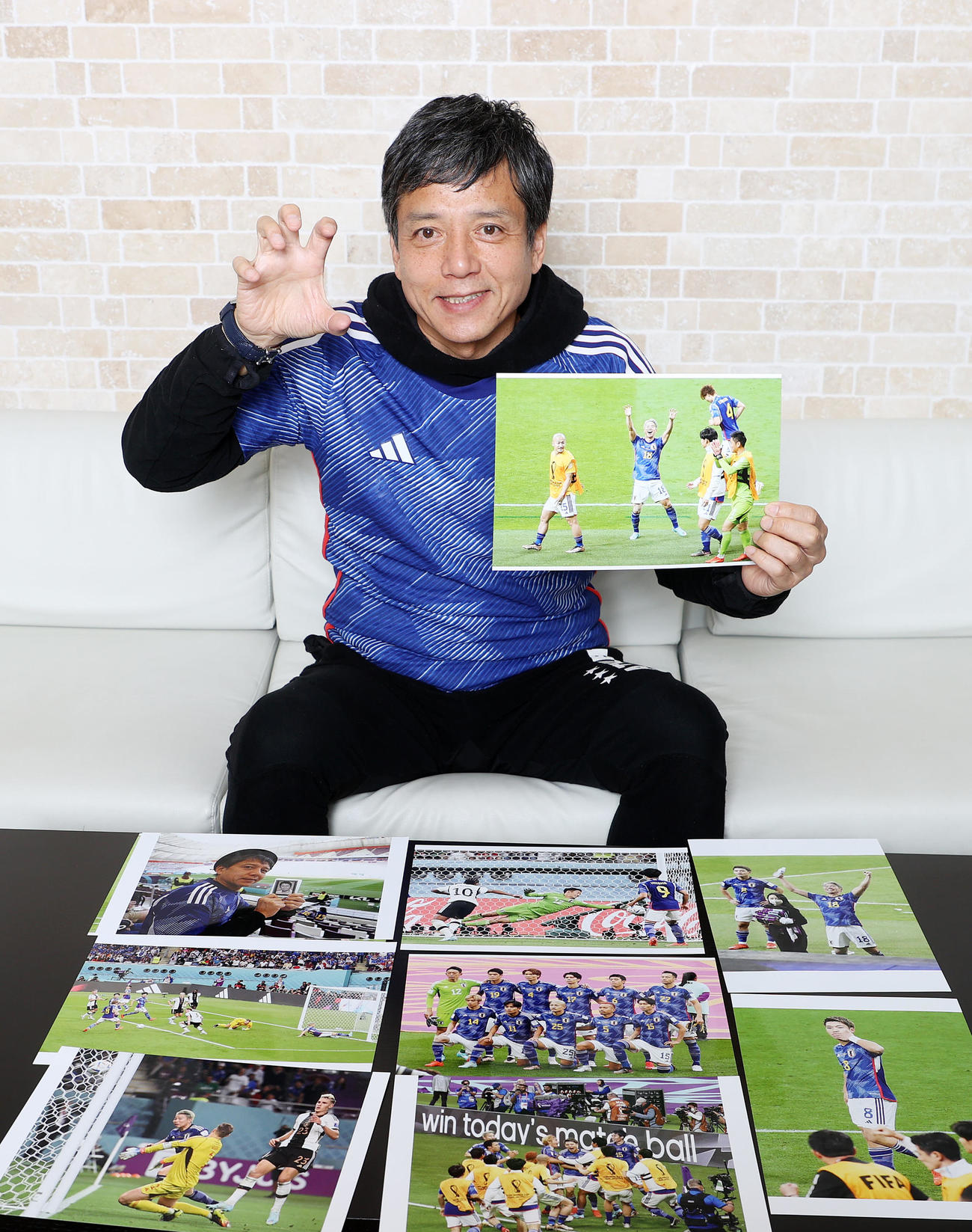 自身の代表ユニホームを着て浅野のゴール・パフォーマンス「ジャガーポーズ」をする勝村政信（撮影・鈴木正人）