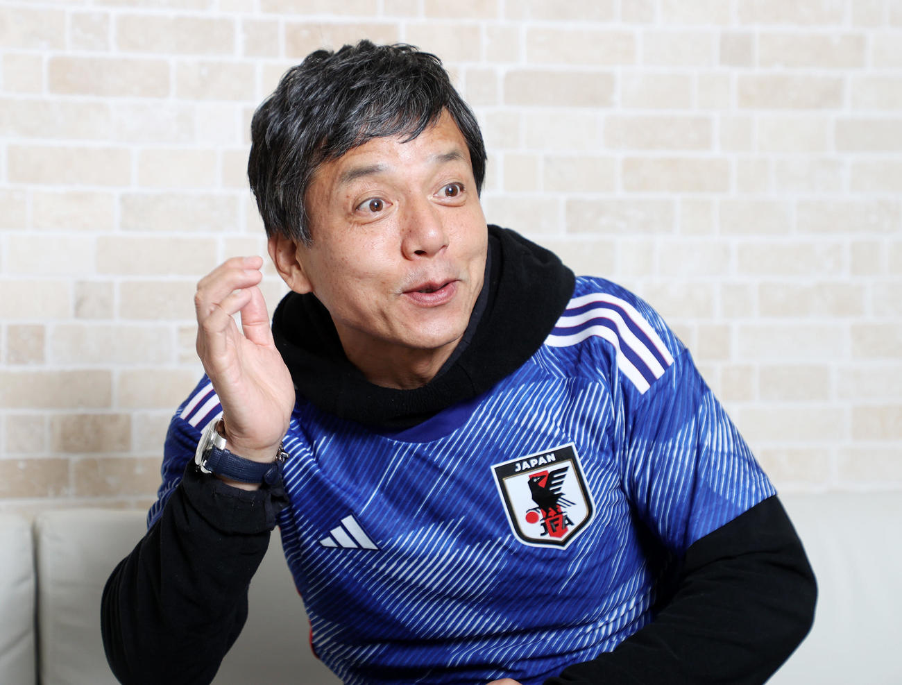 自身の代表ユニホームを着てW杯カタール大会について語る勝村政信（撮影・鈴木正人）
