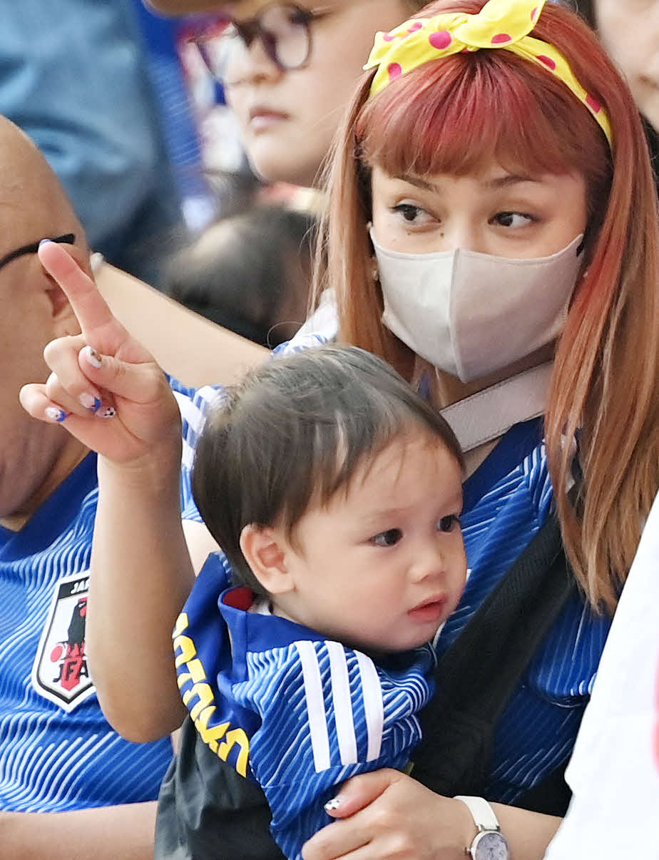 日本対コスタリカ　試合を観戦する平愛梨（撮影・横山健太）