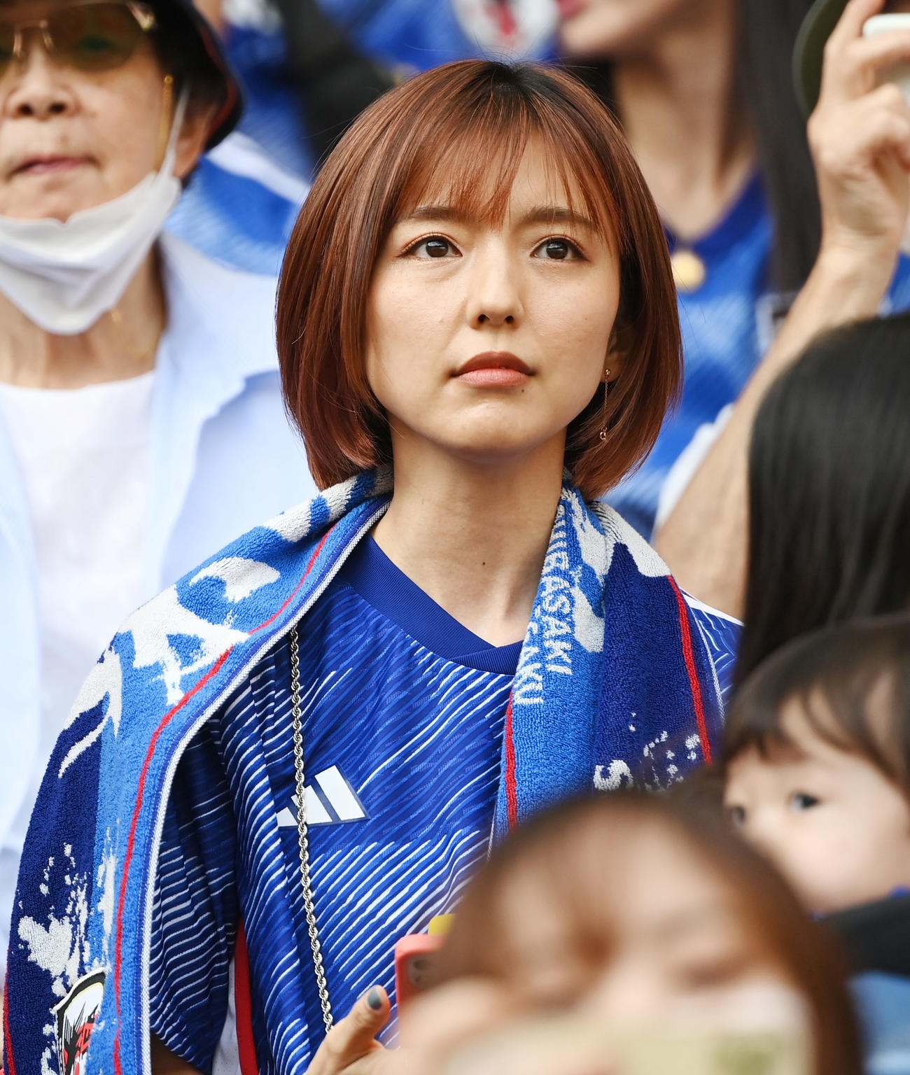 日本対コスタリカ　前半、試合を見つめる柴崎岳の妻で女優の真野恵里菜（撮影・横山健太）