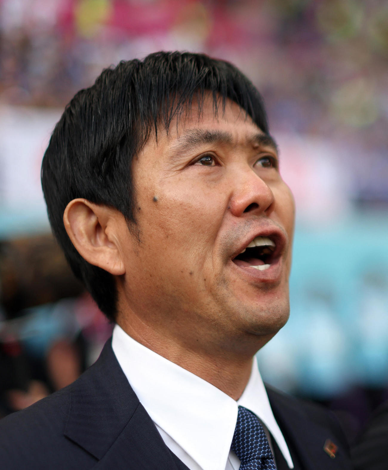 試合前に君が代斉唱をする森保監督（ロイター）