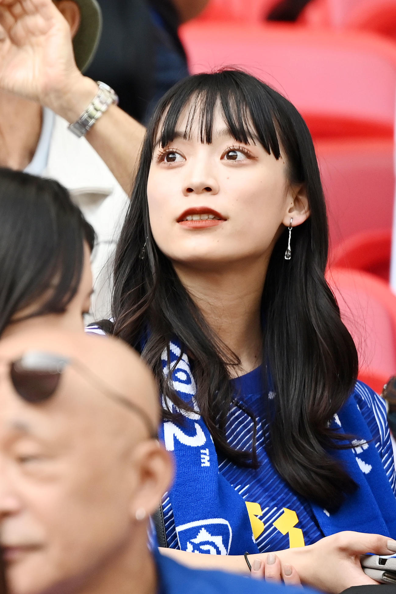 日本対コスタリカ　前半、試合を見つめる上田綺世の妻でモデルの由布菜月（撮影・横山健太）