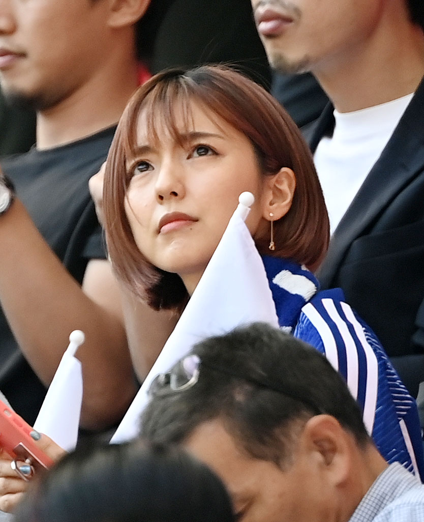 日本対コスタリカ　試合を観戦する真野恵里菜（撮影・横山健太）