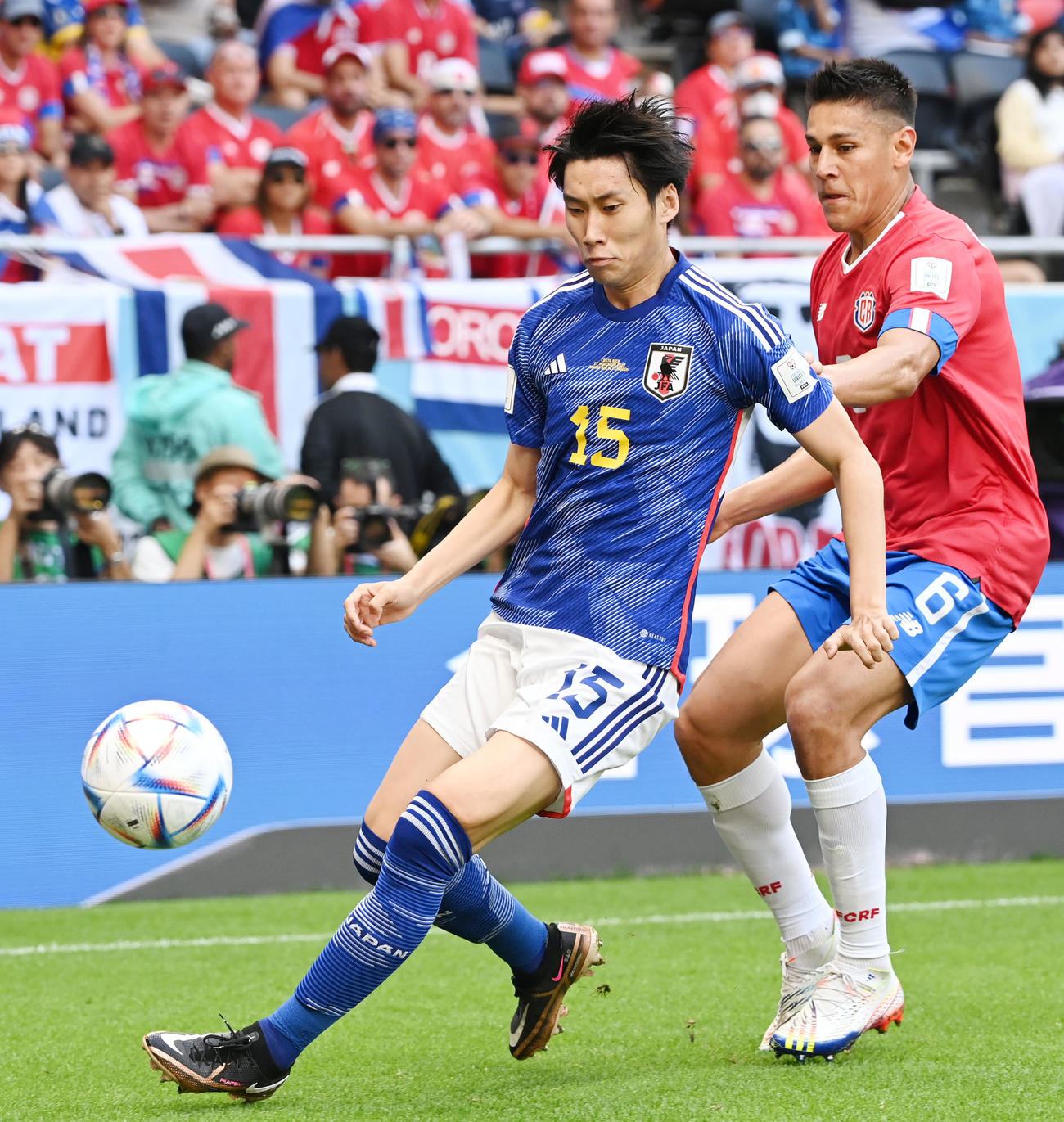 日本対コスタリカ　前半、競り合う鎌田大地（撮影・横山健太）