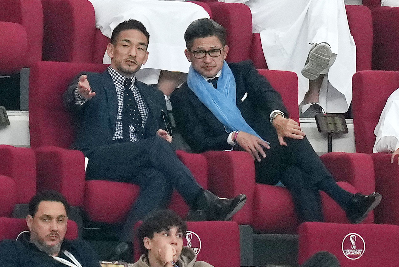 日本対ドイツ　言葉を交わす中田英寿氏（左）とカズ（2022年11月23日撮影）