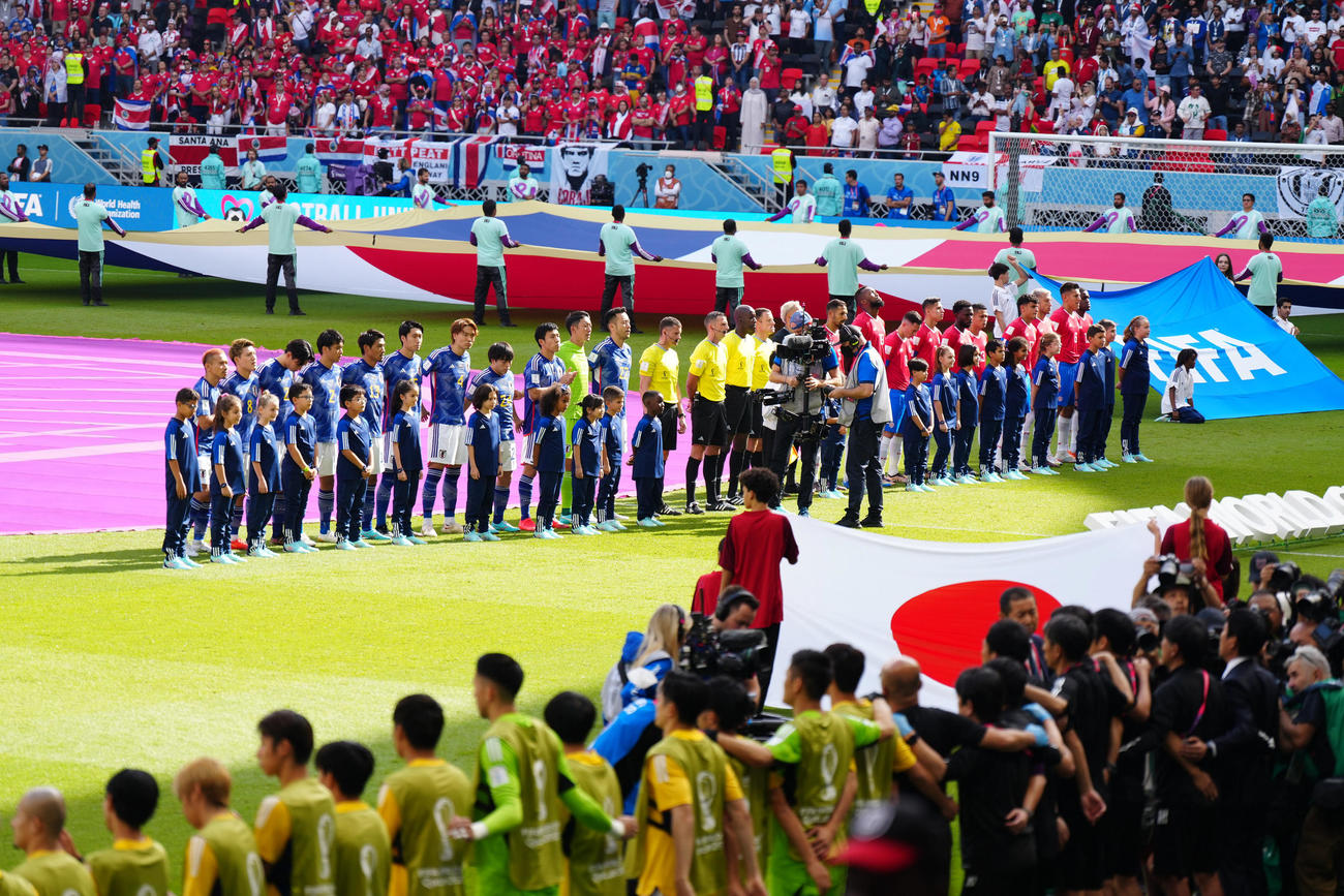 日本対コスタリカ　試合前、整列する日本代表の選手たち（撮影・江口和貴）