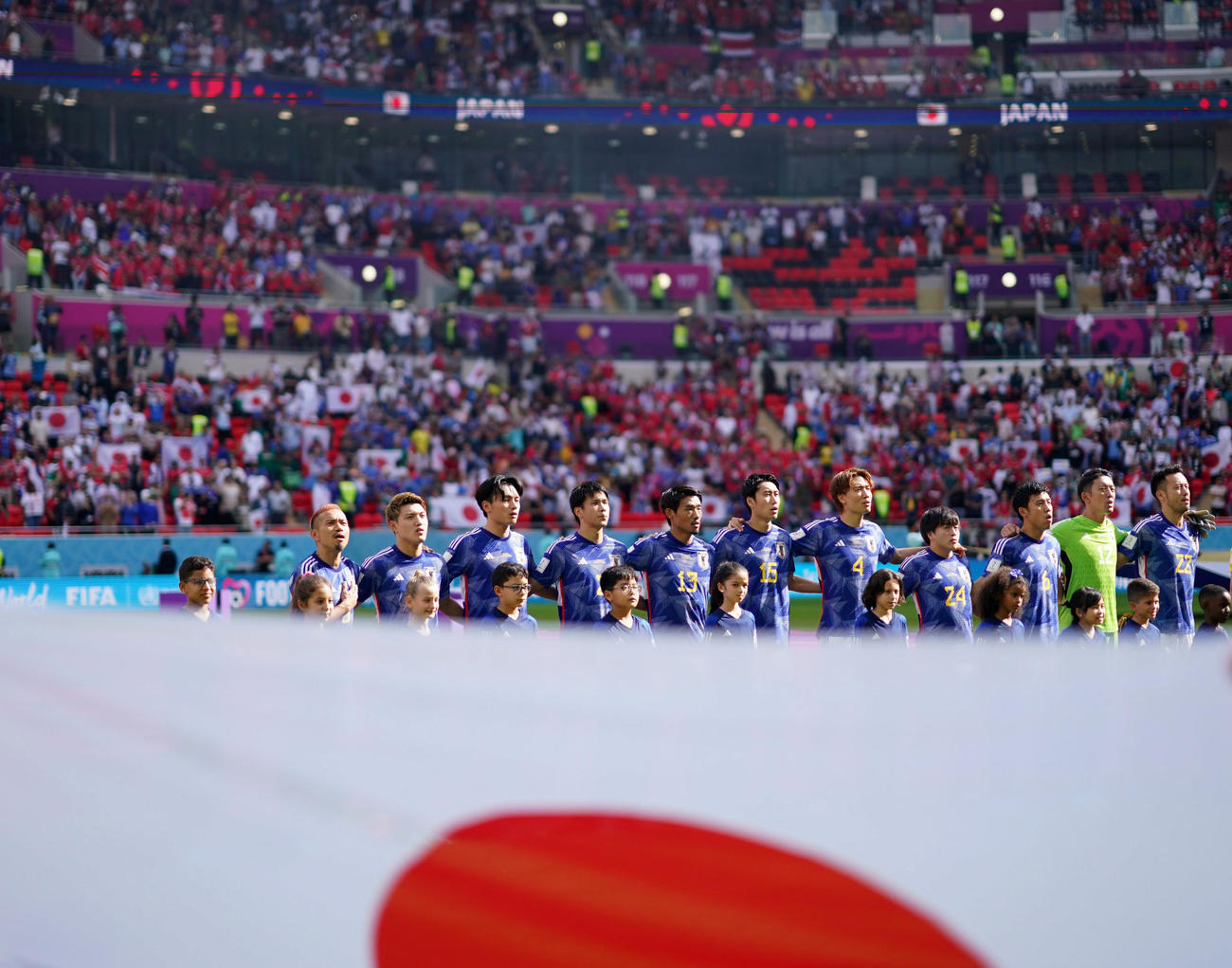 日本対コスタリカ　前半、君が代斉唱をする日本代表の選手たち（撮影・横山健太）