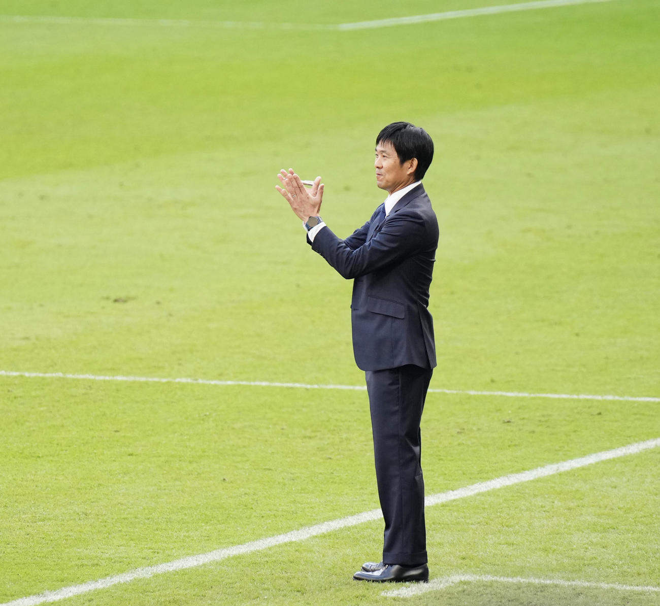 日本対コスタリカ　前半、選手に拍手を送る森保監督（撮影・江口和貴）
