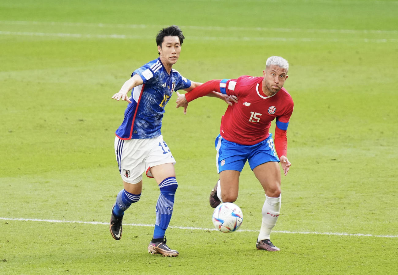 日本対コスタリカ　前半、ボールを奪い合う鎌田（左）。右はコスタリカのカルボ（撮影・江口和貴）