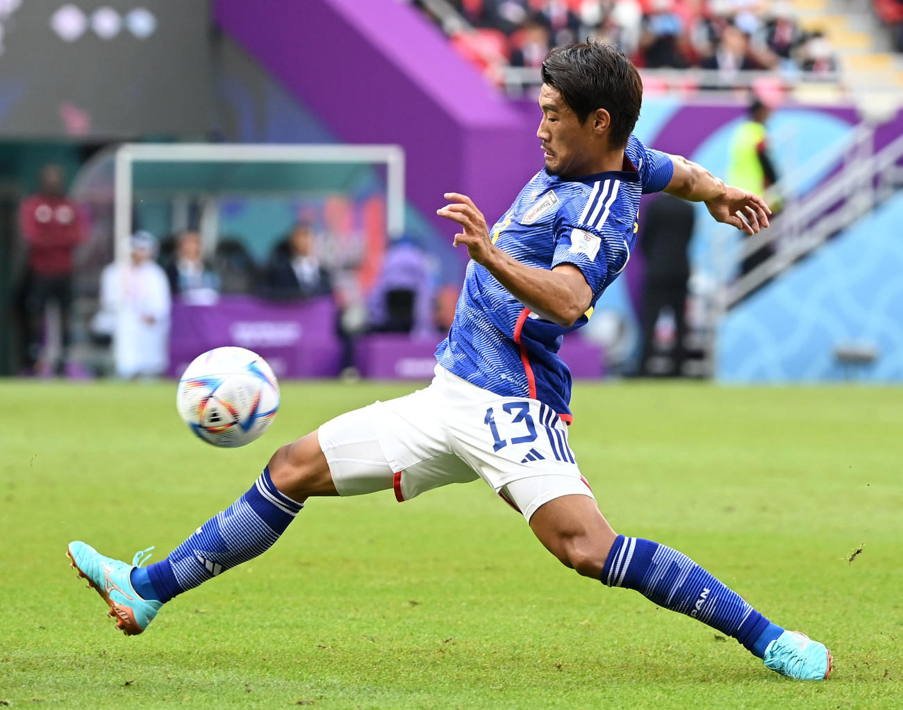 日本対コスタリカ　前半、競り合う守田（撮影・横山健太）