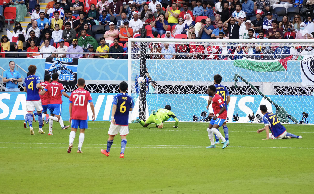 日本対コスタリカ　後半、コスタリカのケイシェル・フジェルに先制のゴールを許すGK権田ら日本の選手たち（撮影・江口和貴）