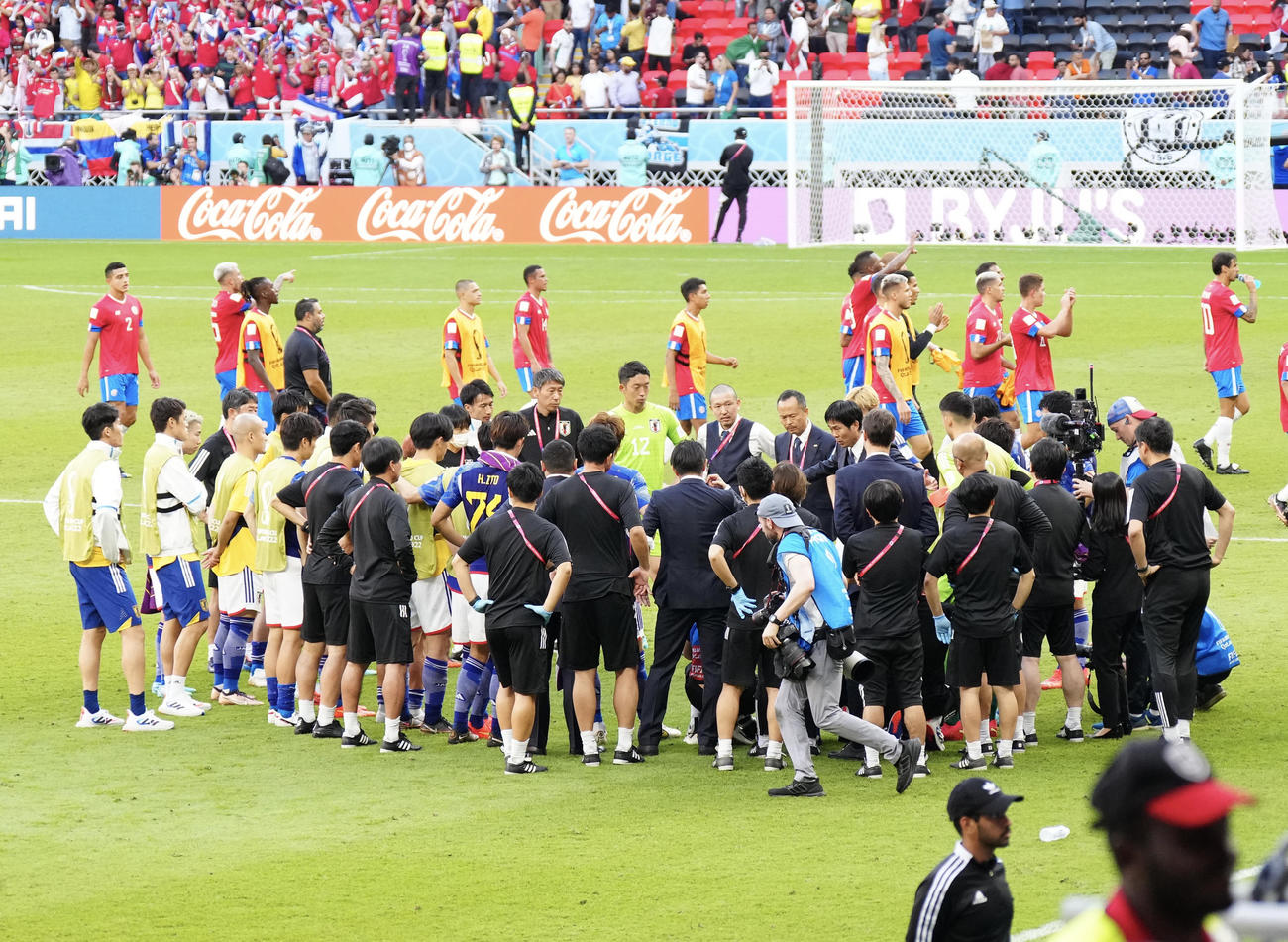 日本対コスタリカ　試合後、円陣を組む日本代表の選手たち（撮影・江口和貴）