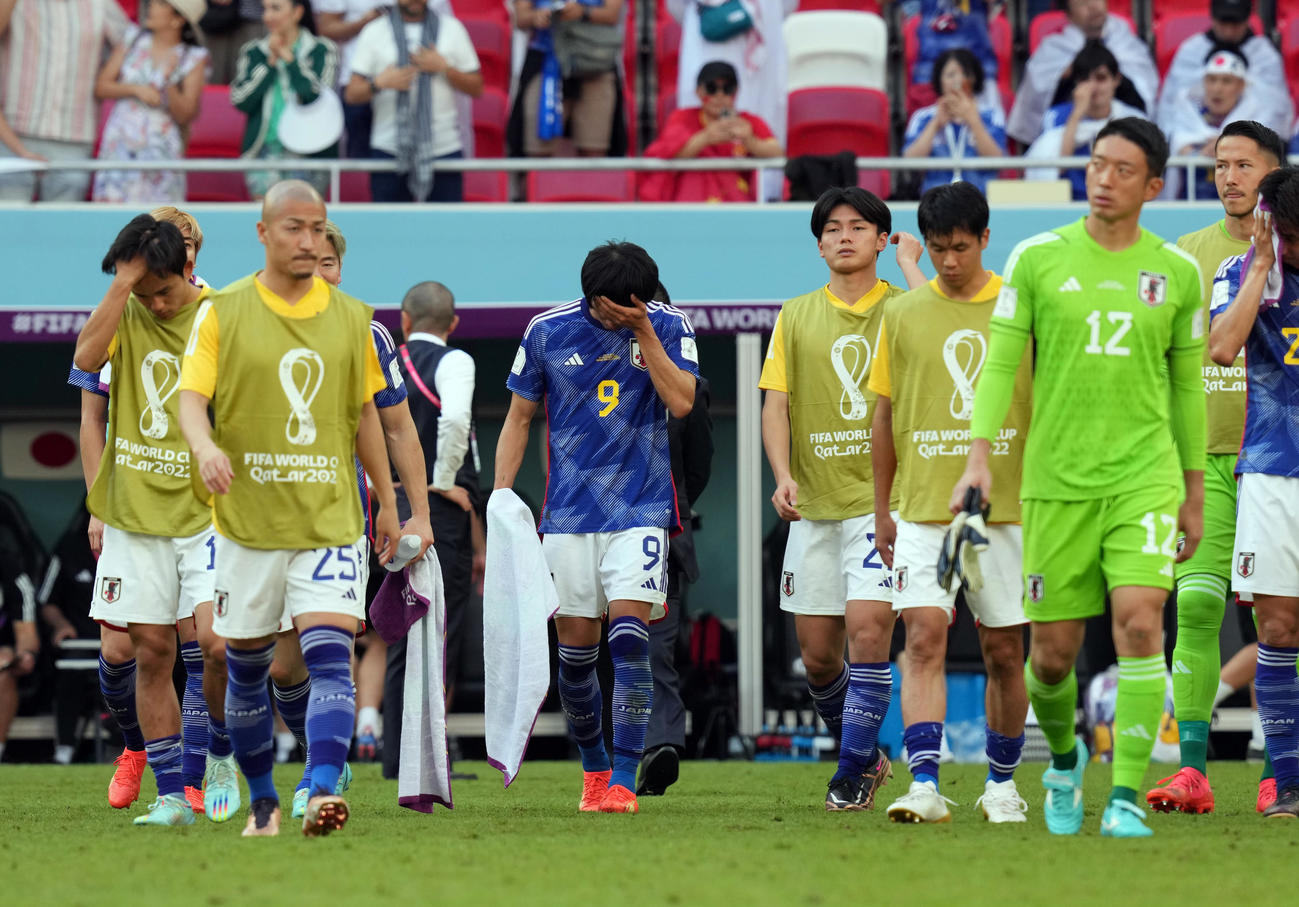 日本対コスタリカ　試合に敗れ、悔しがる三笘（中央）ら日本代表の選手たち（撮影・パオロ　ヌッチ）