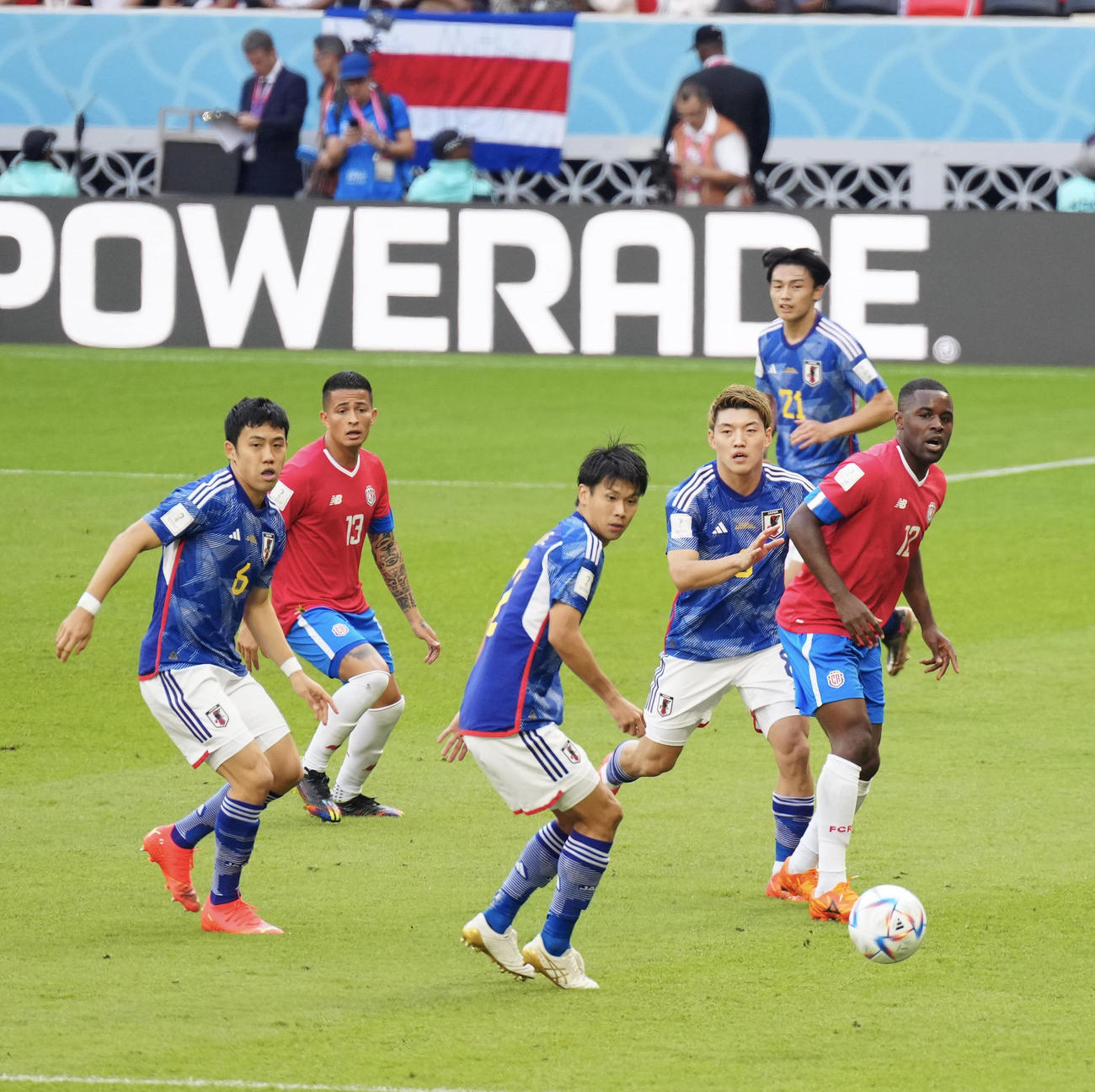 日本対コスタリカ　前半、コスタリカのキャンベル（右）にプレスをかける堂安（同3人目）、山根（同4人目）、遠藤（同6人目）ら（撮影・江口和貴）