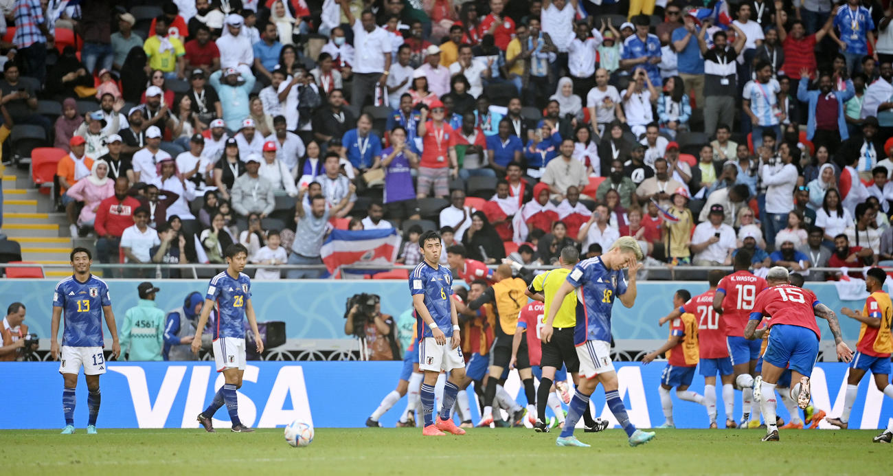 日本対コスタリカ　後半、先制点を許し、肩を落とす遠藤（中央）ら日本代表の選手たち（撮影・横山健太）