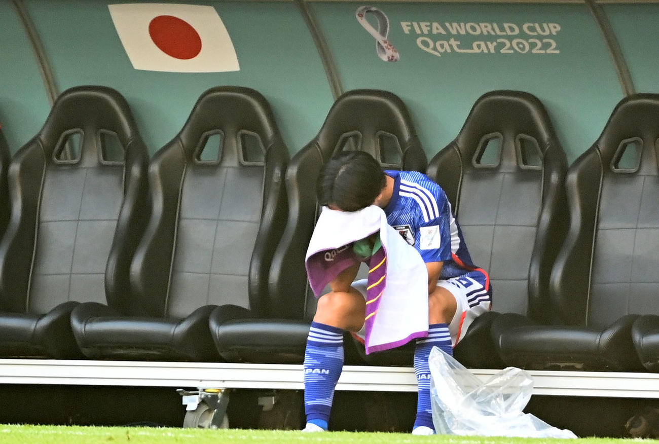 日本対コスタリカ　試合後、ベンチで顔を覆う南野（撮影・横山健太）