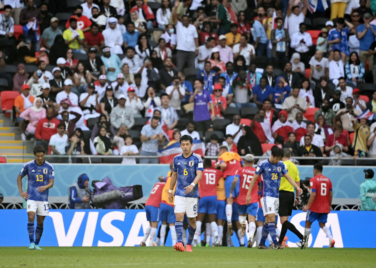 日本対コスタリカ　後半、コスタリカに先制され肩を落とす遠藤（中央）ら日本の選手たち（撮影・横山健太）