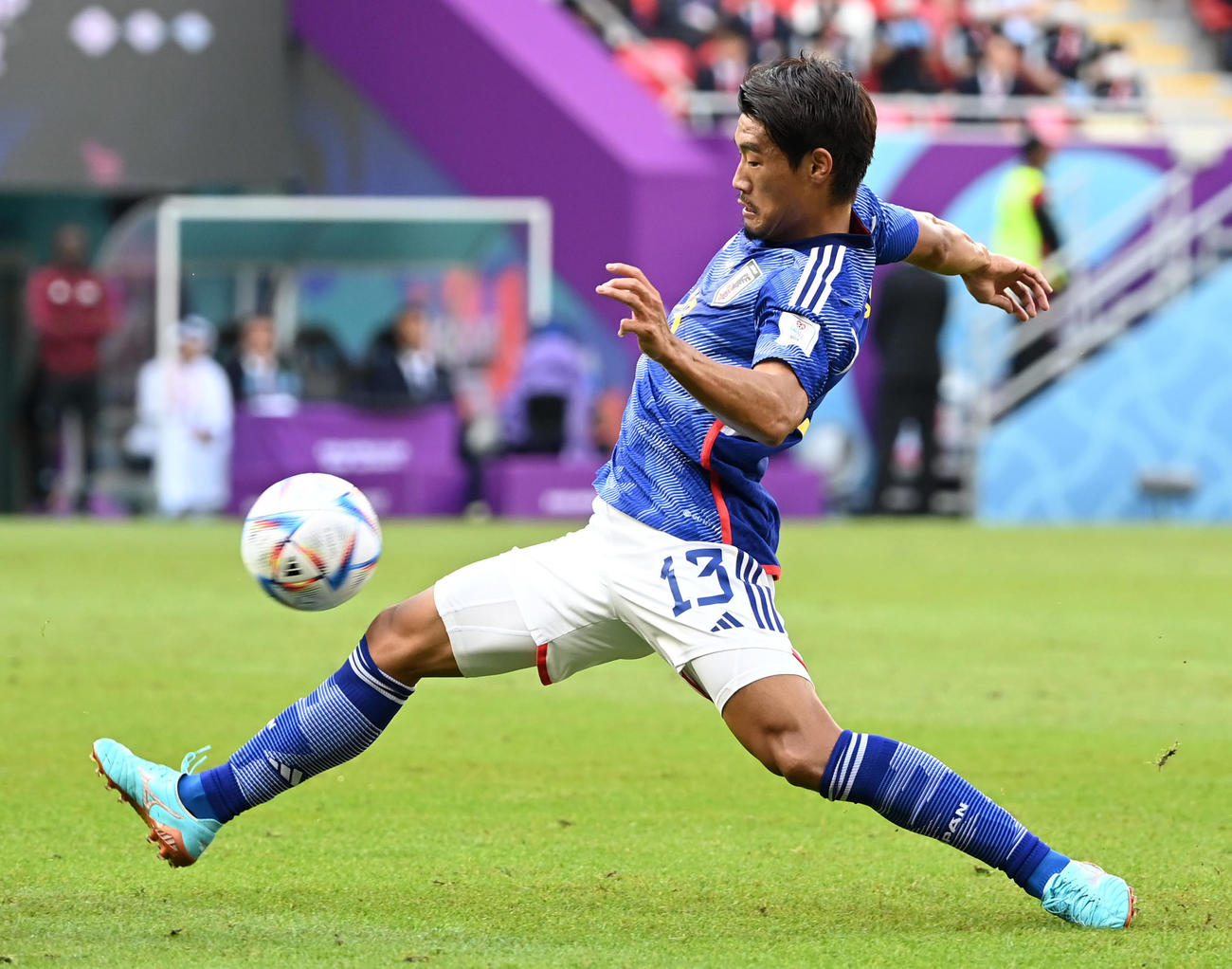 日本対コスタリカ　前半、プレスをかける守田（撮影・横山健太）