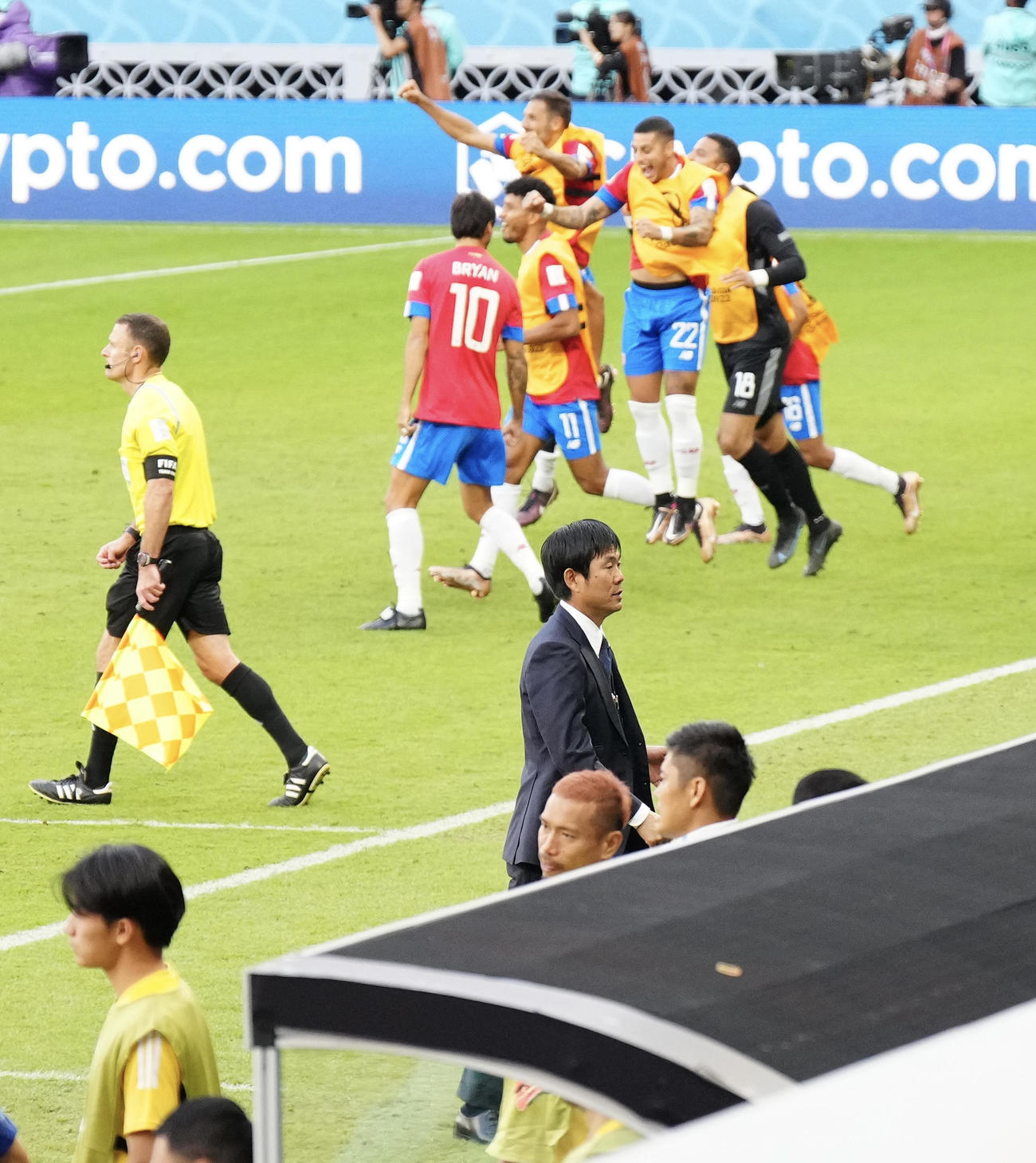 日本対コスタリカ　コスタリカに敗れ、厳しい表情の森保監督（手前）（撮影・江口和貴）