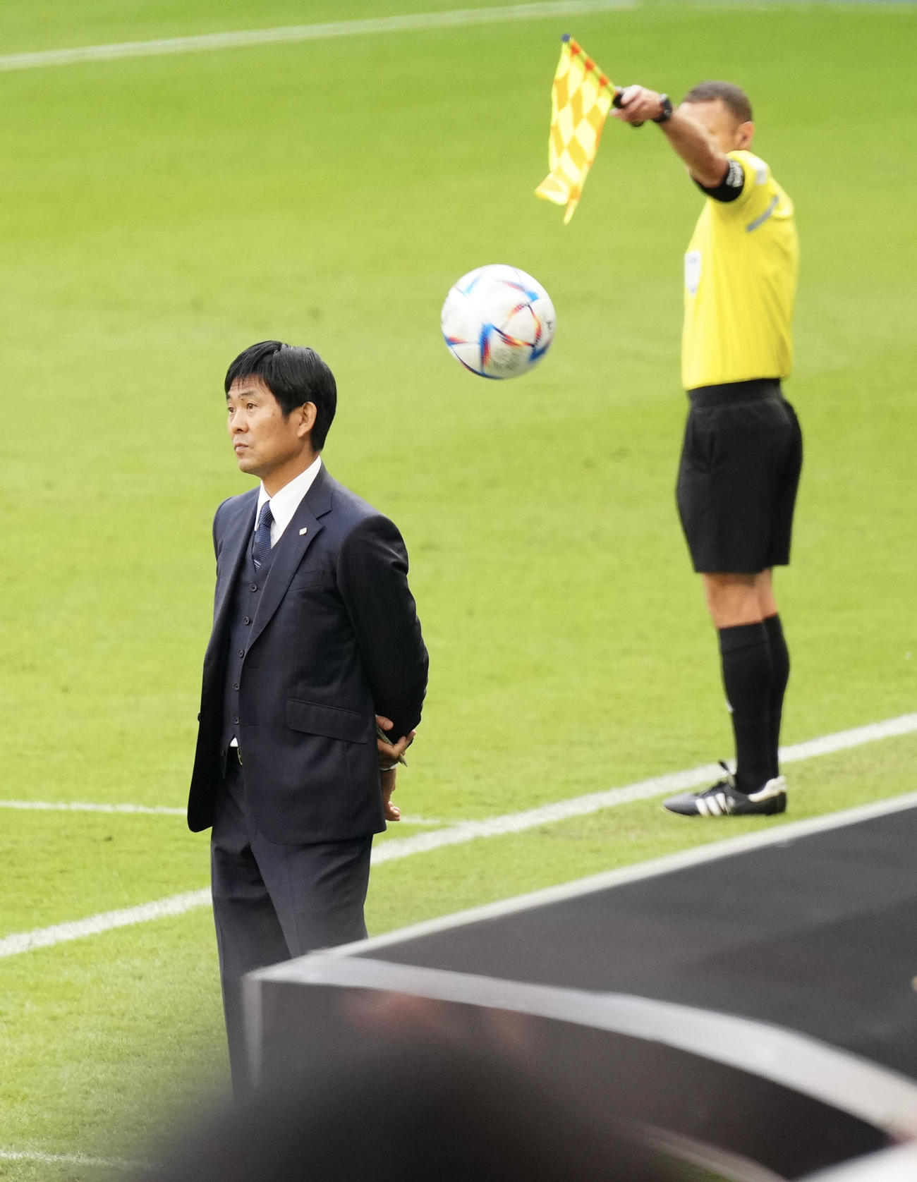 日本対コスタリカ　前半、戦況を見つめる森保監督（撮影・江口和貴）
