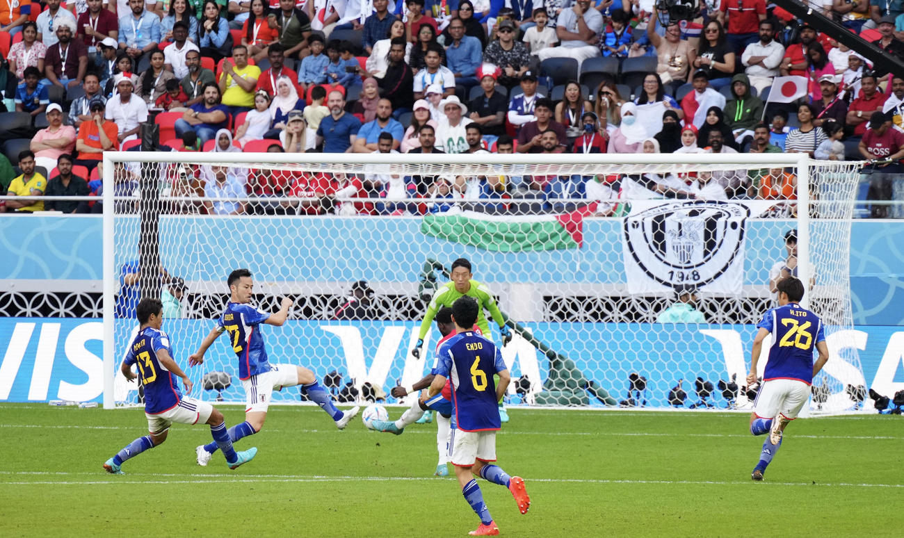 日本対コスタリカ　後半、ケイシェル・フジェルに先制のゴールを許すGK権田修一ら日本の選手たち（撮影・江口和貴）