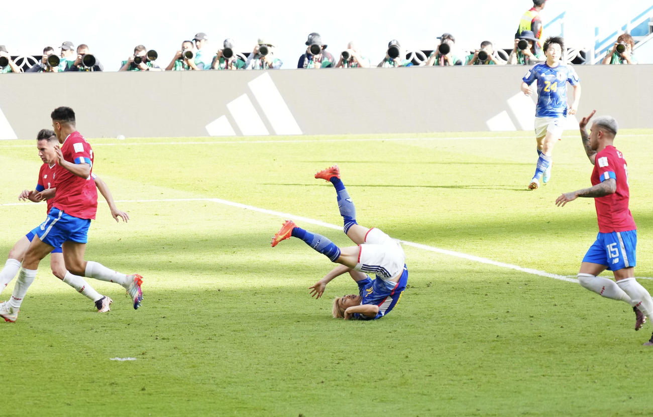 日本対コスタリカ　後半、ファウルを受け、倒れる伊東（中央）（撮影・江口和貴）