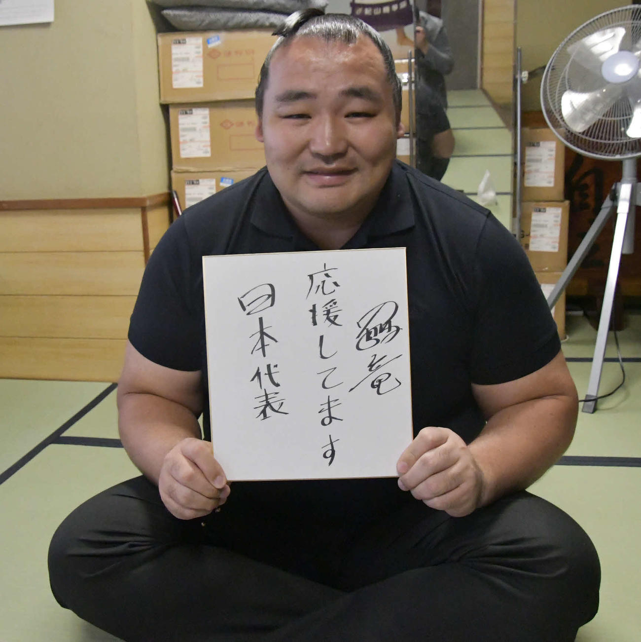日本代表にエールを送る元横綱鶴竜の鶴竜親方（2022年11月9日撮影）