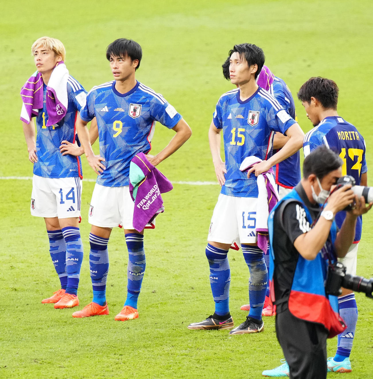日本対コスタリカ　試合後、コスタリカに敗れ、厳しい表情の、左から伊東、三笘、鎌田（撮影・江口和貴）