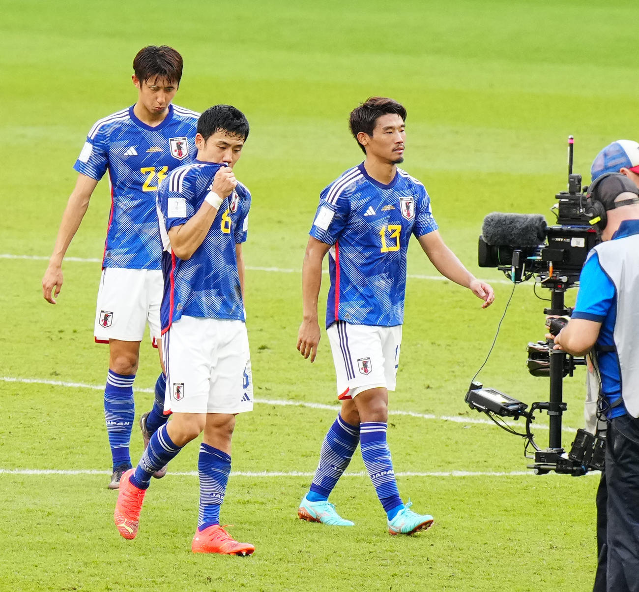 日本対コスタリカ　試合後、コスタリカに敗れ、厳しい表情の、左から伊藤、遠藤、守田（撮影・江口和貴）
