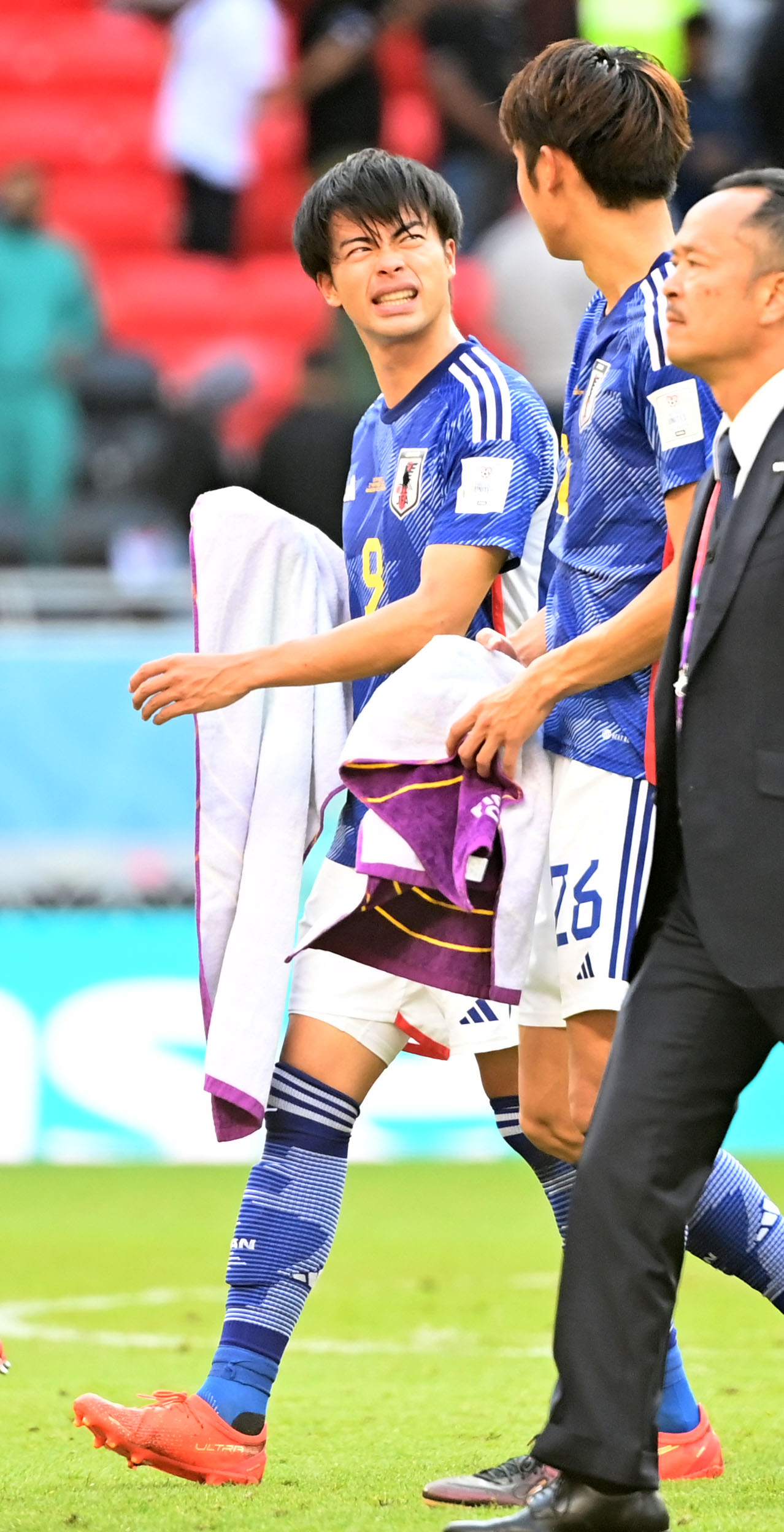 日本対コスタリカ　コスタリカに敗れ悔しげな表情を浮かべる三笘（左）（撮影・横山健太）