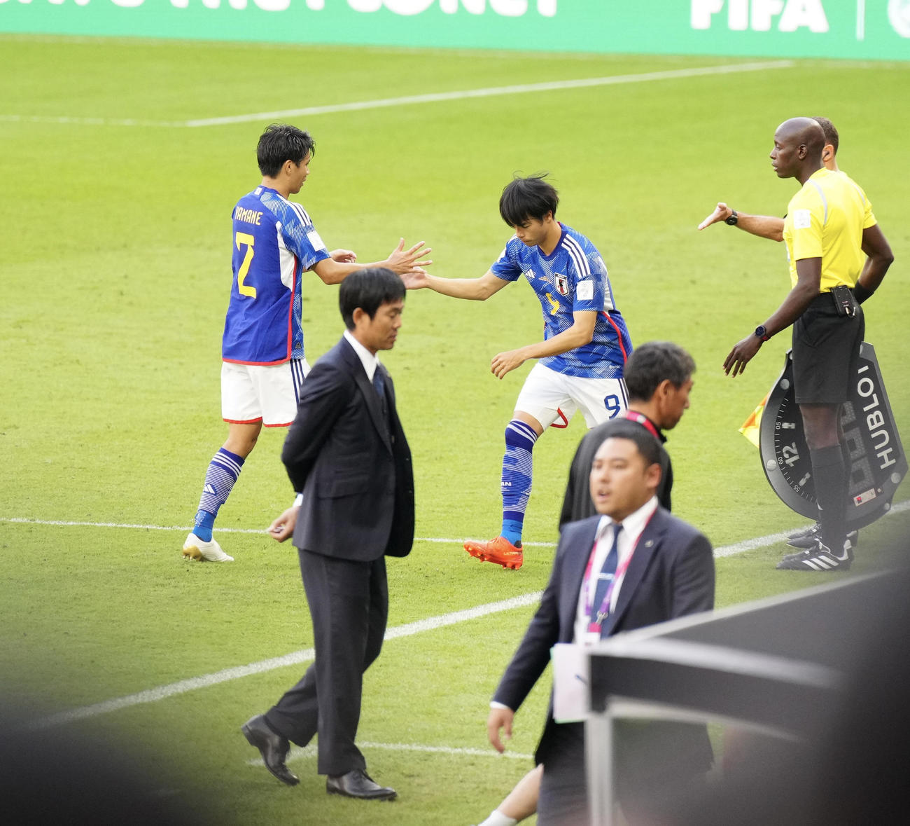 日本対コスタリカ　後半、山根（左）と交代で出場する三笘（中央）（撮影・江口和貴）
